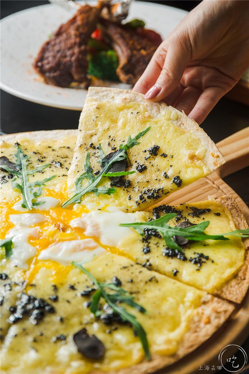 太刚了!这店居然敢开在「中国第一夜店」楼下...