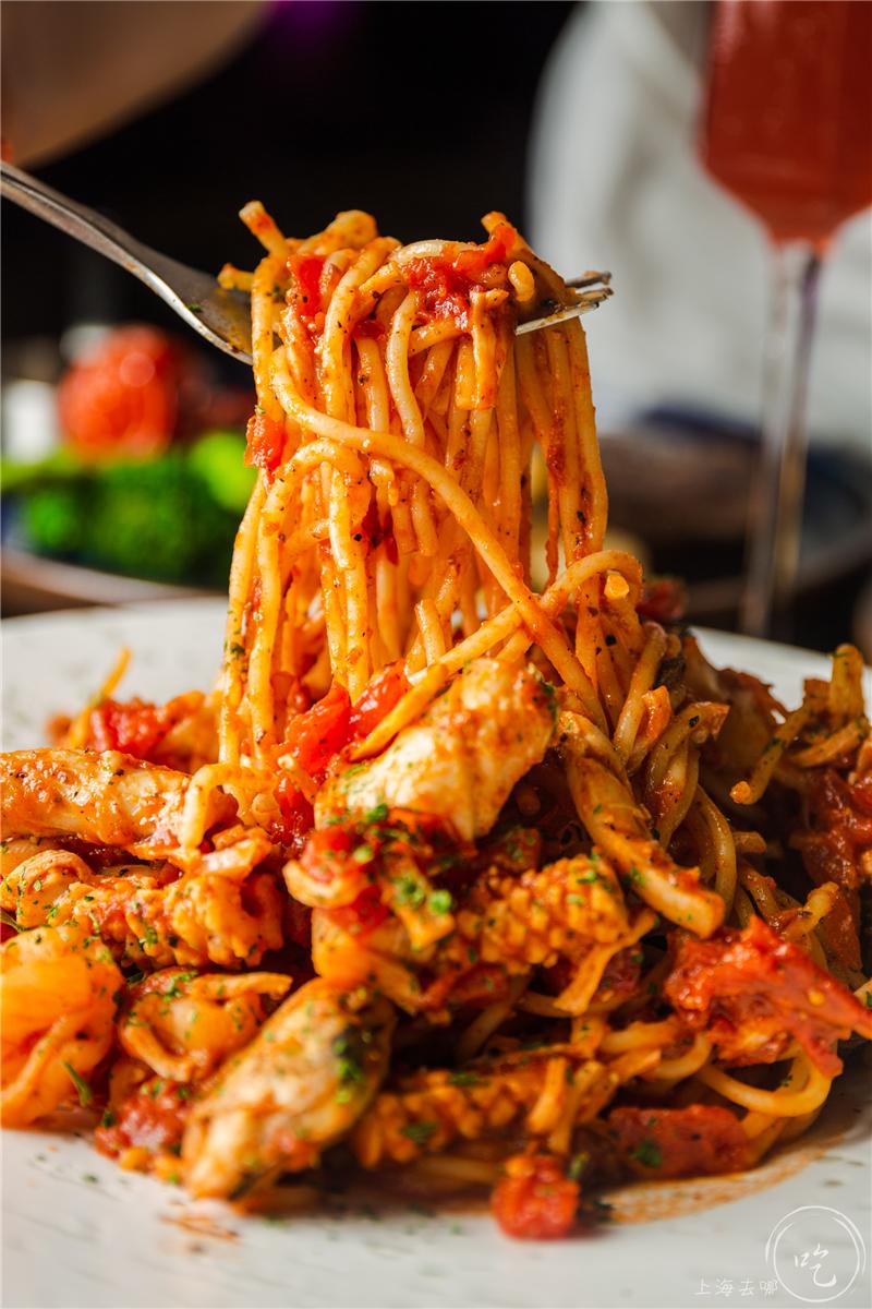 太刚了！这店居然敢开在「中国第一夜店」楼下...