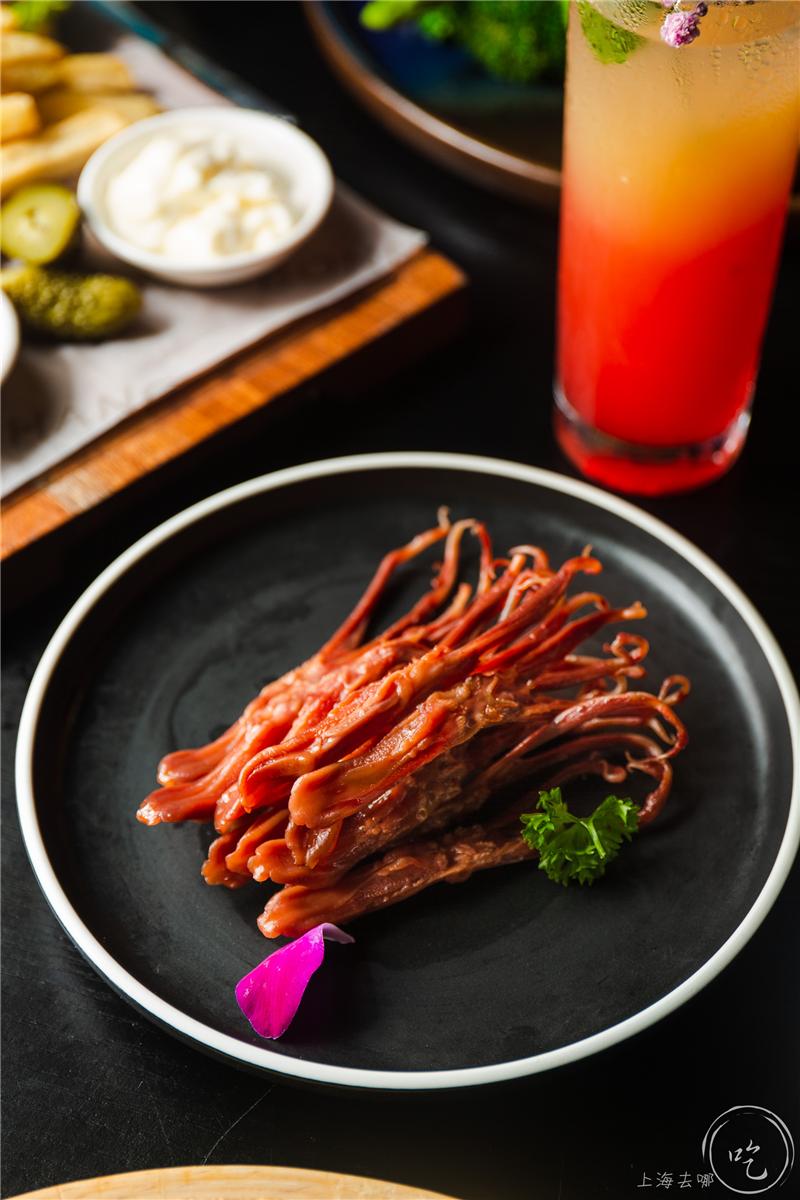 太刚了!这店居然敢开在「中国第一夜店」楼下...