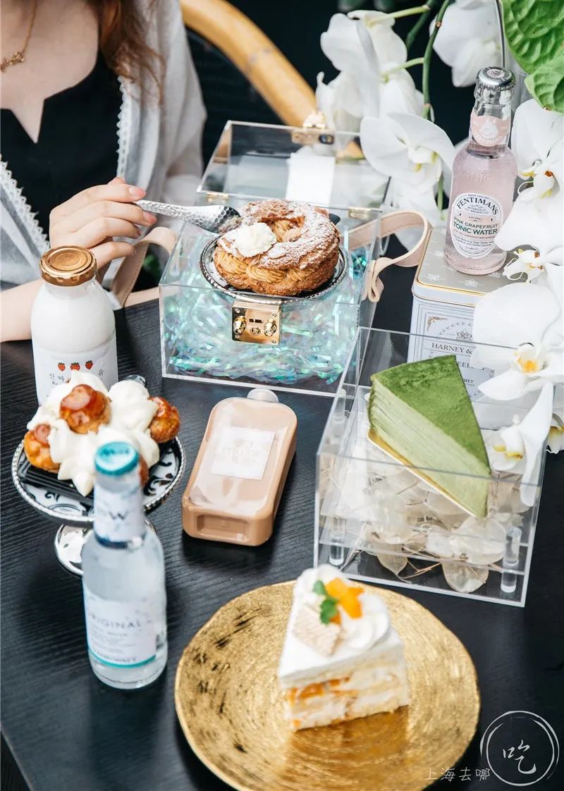 太刚了!这店居然敢开在「中国第一夜店」楼下...