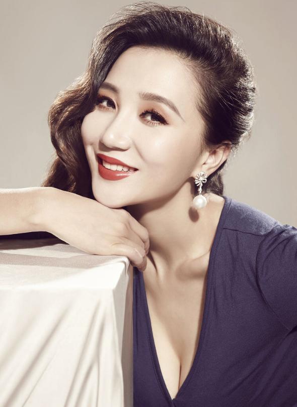 让《男人装》脱销的性感妖姬，如今更绝了