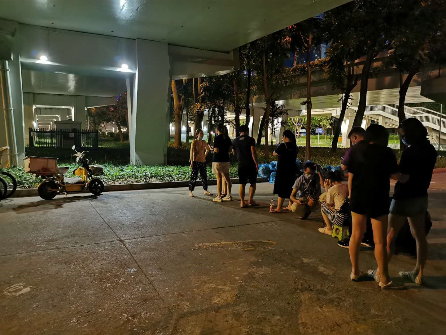 “代购、15个微信群”，只为了一口臭豆腐丨原创