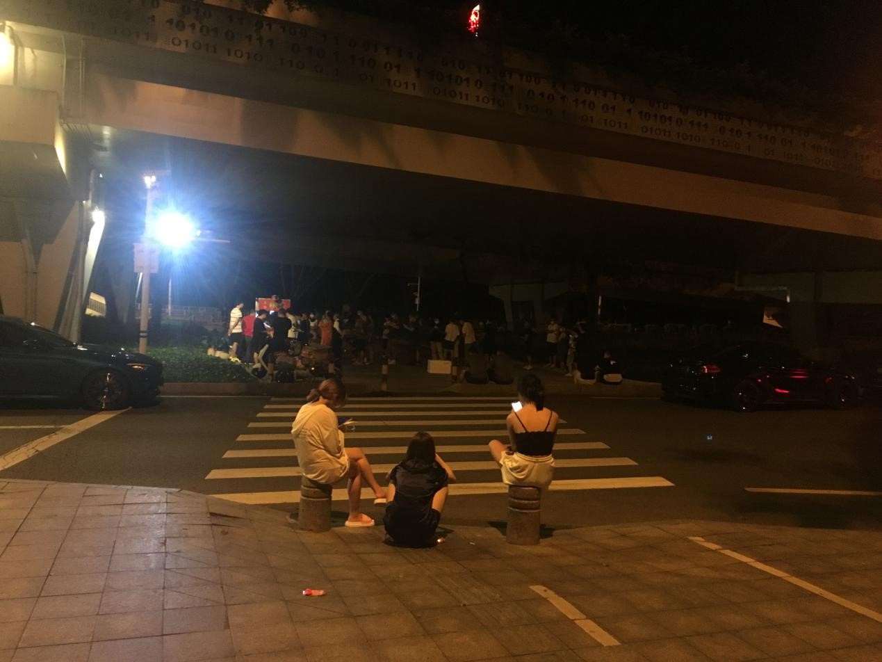 “代购、15个微信群”，只为了一口臭豆腐丨原创