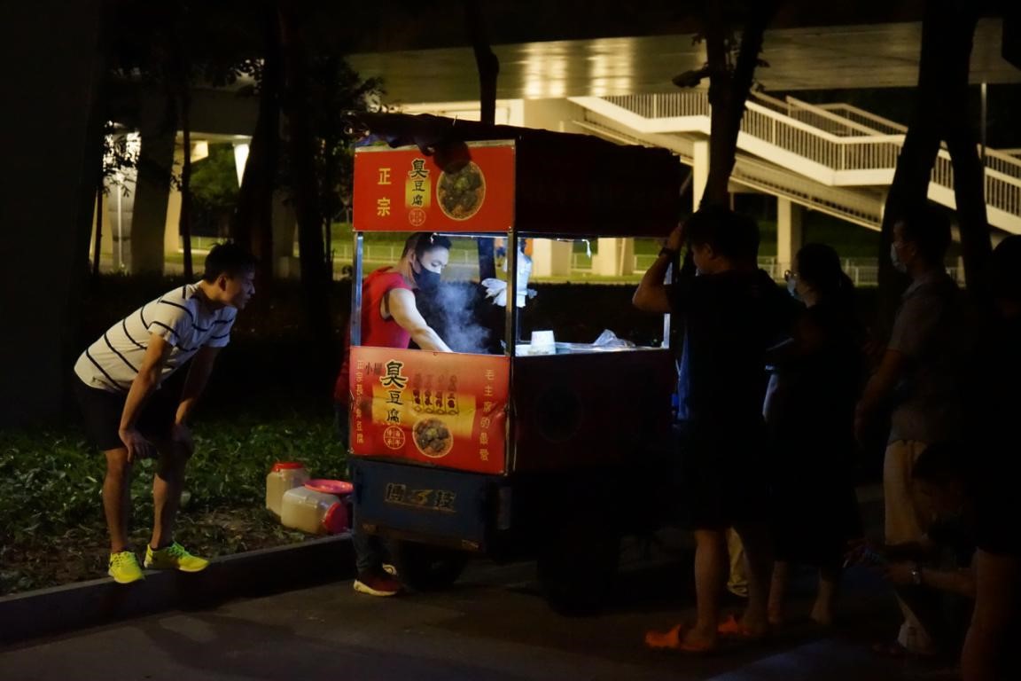 “代购、15个微信群”，只为了一口臭豆腐丨原创