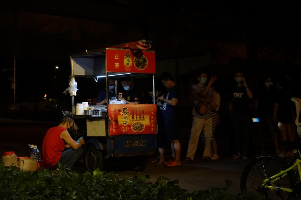 “代购、15个微信群”，只为了一口臭豆腐丨原创