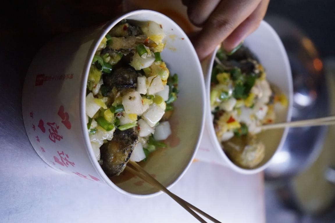 “代购、15个微信群”，只为了一口臭豆腐丨原创