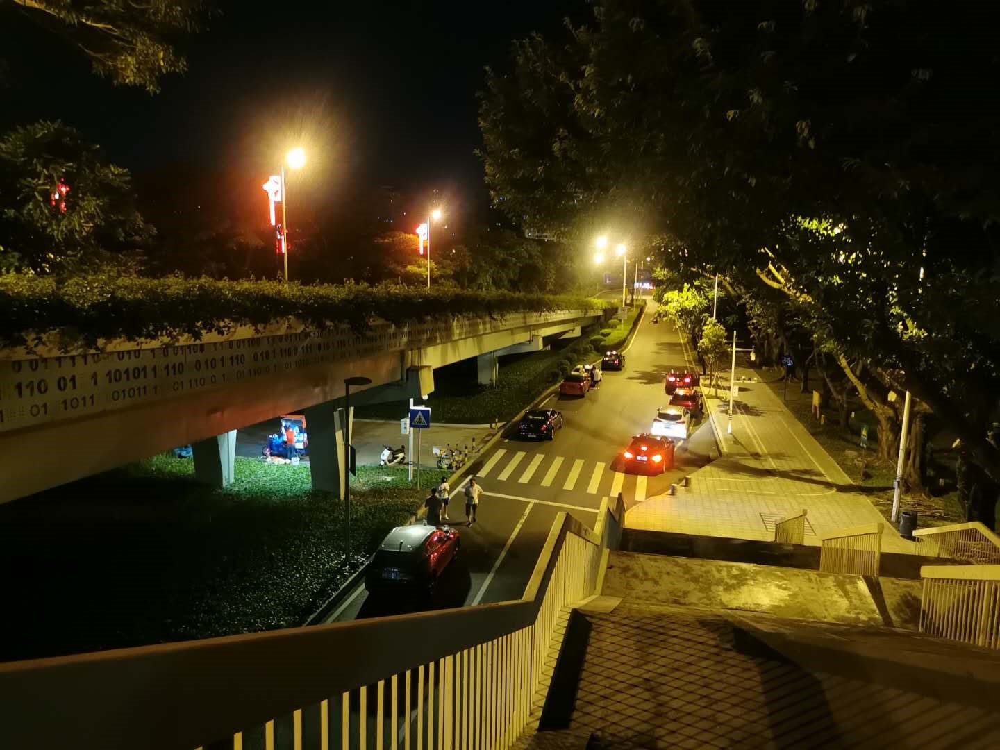 “代购、15个微信群”，只为了一口臭豆腐丨原创