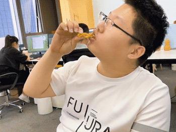 麻花吃起来又香又酥又甜,麻花吃起来又香又酥