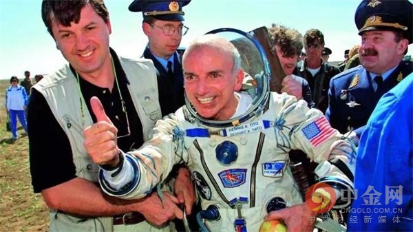 要玩月亮的日本大富商人生如此狂放