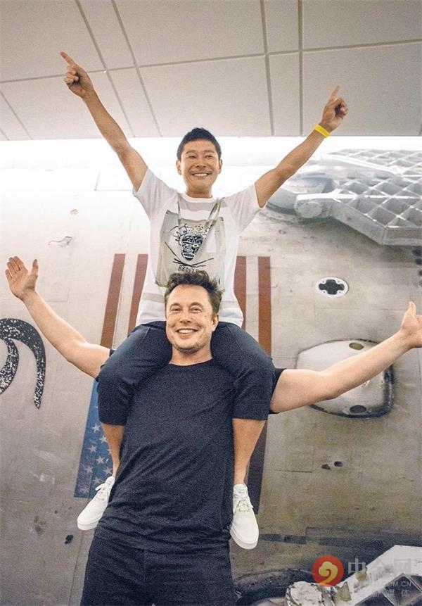 要玩月亮的日本大富商人生如此狂放