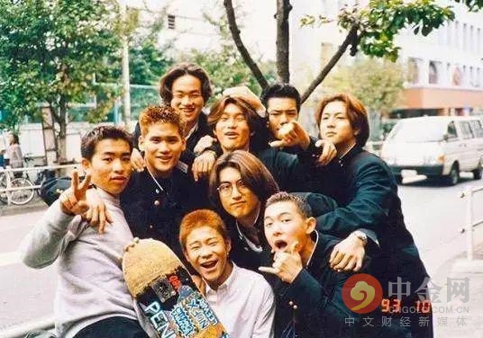 要玩月亮的日本大富商人生如此狂放