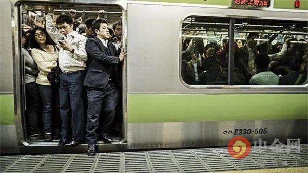 要玩月亮的日本大富商人生如此狂放