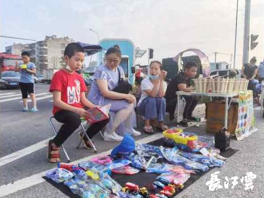 7岁小孩街头练摊,家长带厌学儿子街头练摊