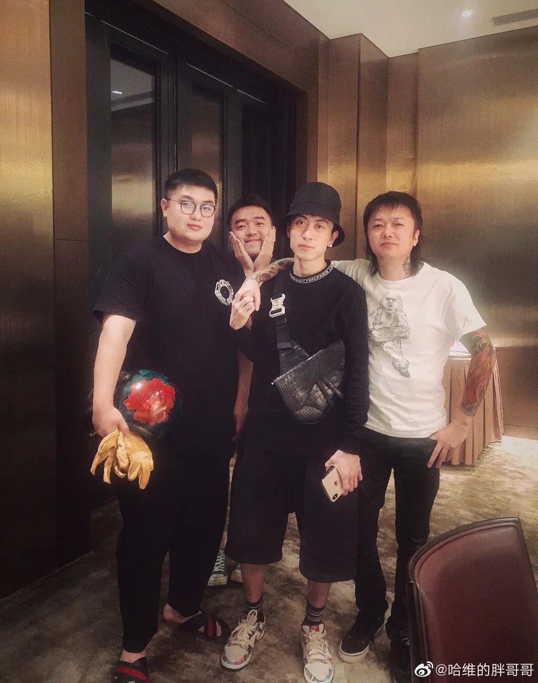 谁把富二代秦奋的车撞坏了,秦奋撞了几台车