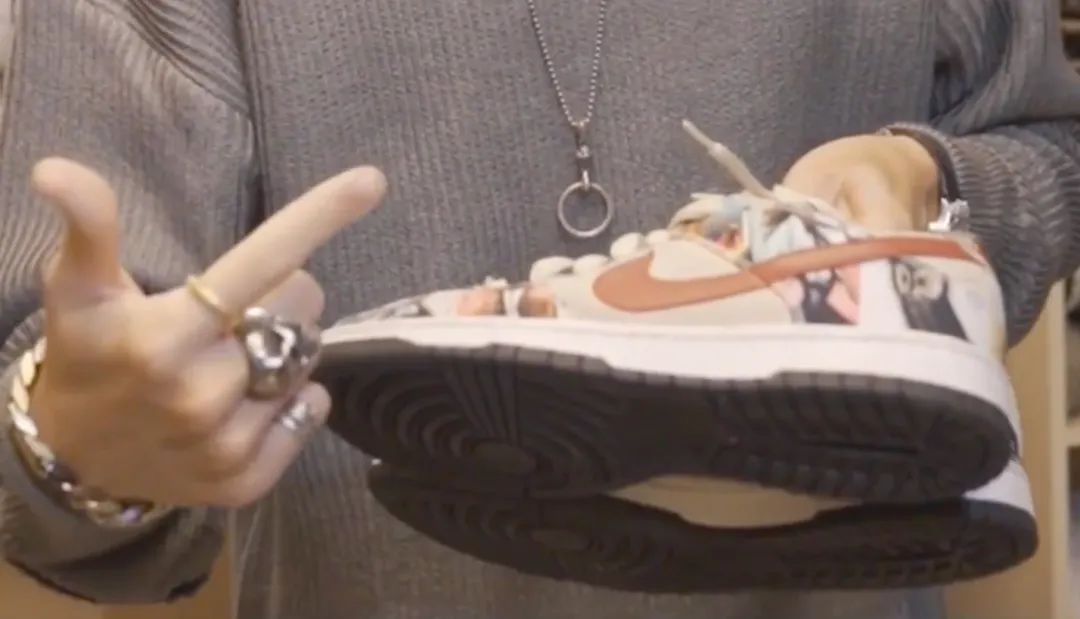 谁把富二代秦奋的车撞坏了,秦奋撞了几台车