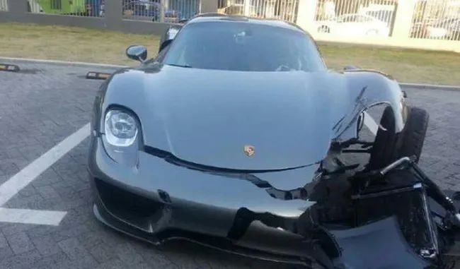 谁把富二代秦奋的车撞坏了,秦奋撞了几台车