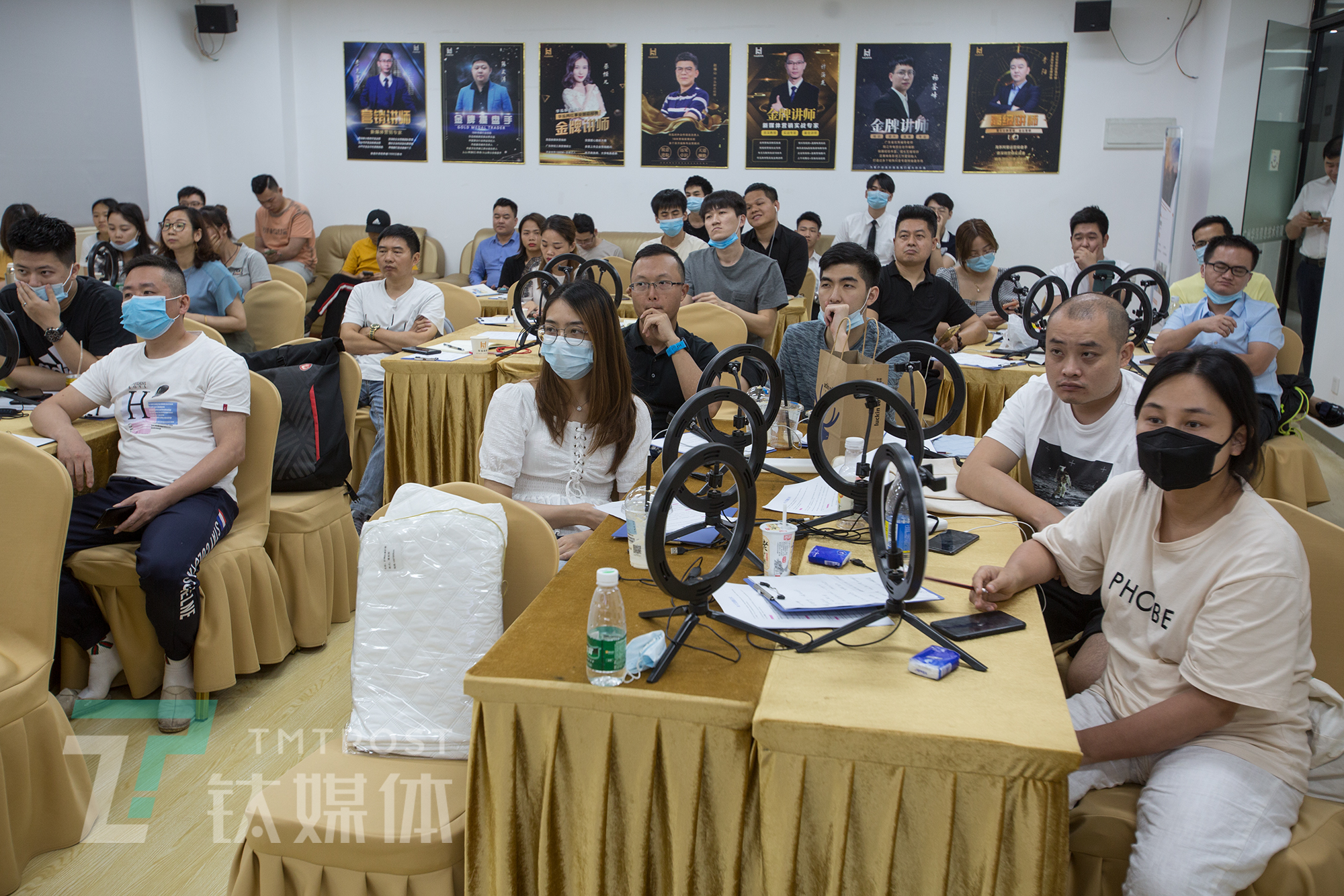 探访珠三角MCN培训课堂:工厂老板学直播卖货,应届毕业生想成李佳琦|钛媒体影像《在线》