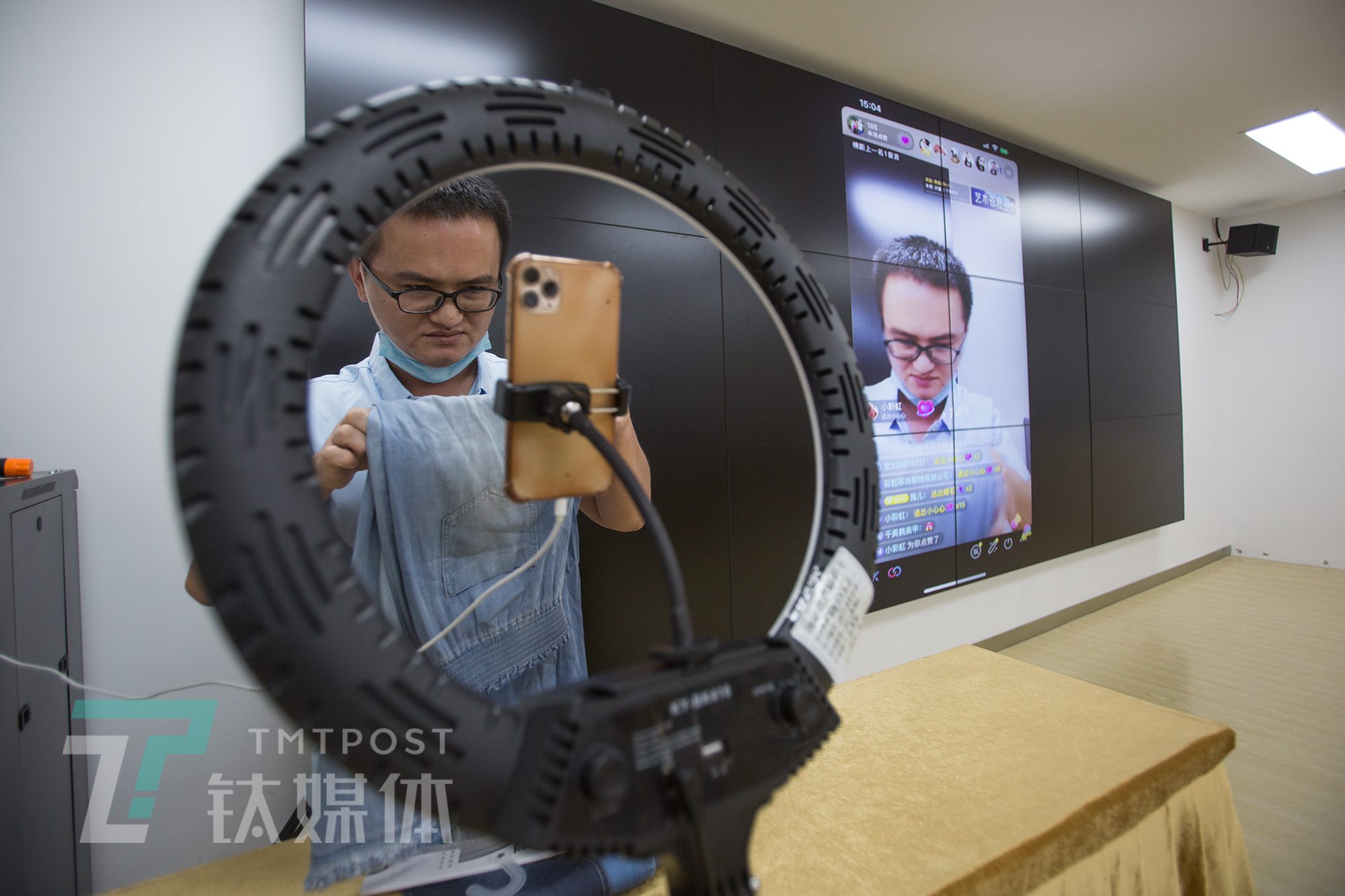 探访珠三角MCN培训课堂:工厂老板学直播卖货,应届毕业生想成李佳琦|钛媒体影像《在线》