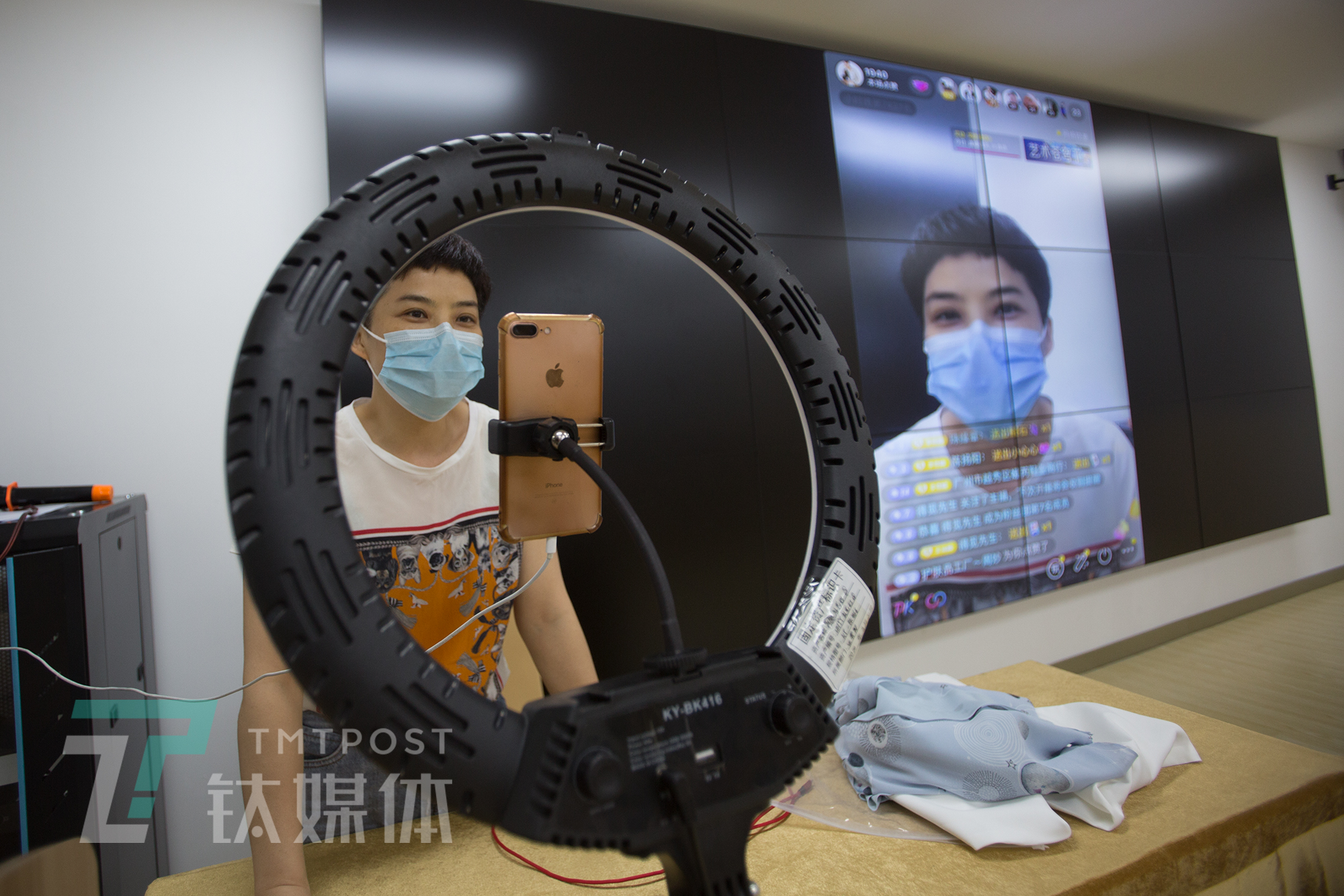 探访珠三角MCN培训课堂:工厂老板学直播卖货,应届毕业生想成李佳琦|钛媒体影像《在线》