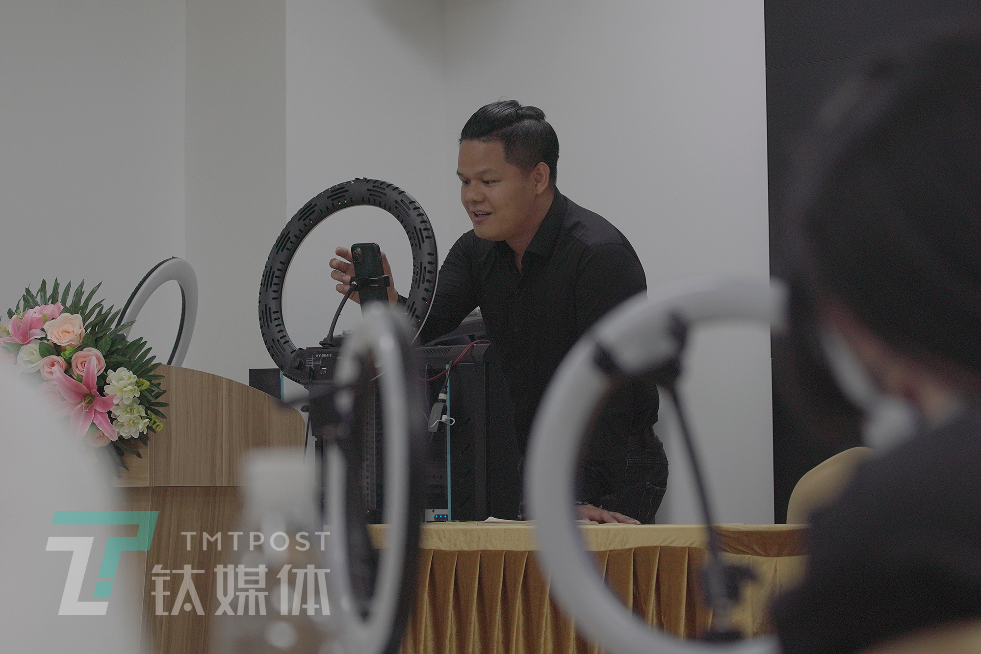 探访珠三角MCN培训课堂:工厂老板学直播卖货,应届毕业生想成李佳琦|钛媒体影像《在线》