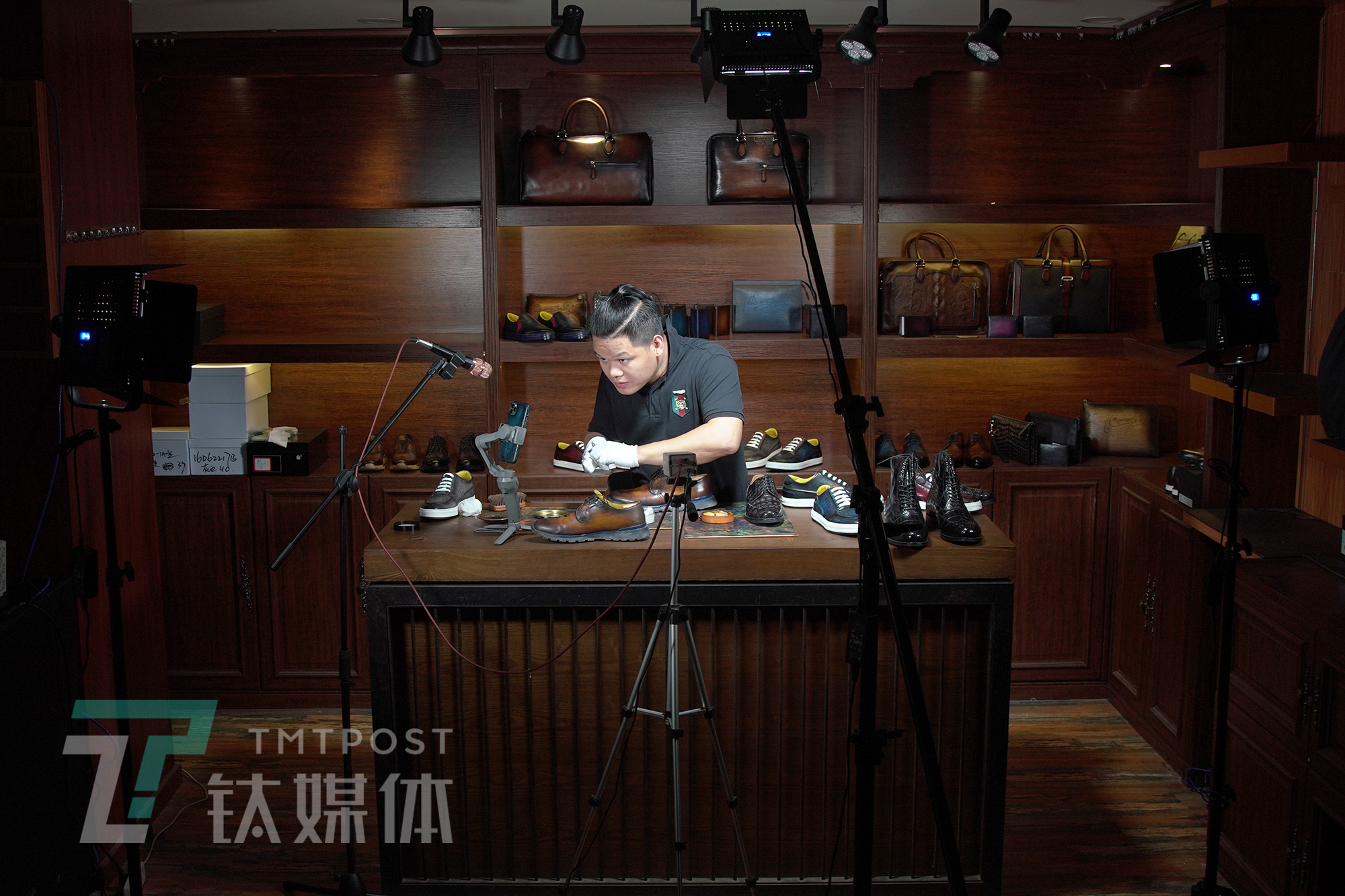 探访珠三角MCN培训课堂:工厂老板学直播卖货,应届毕业生想成李佳琦|钛媒体影像《在线》