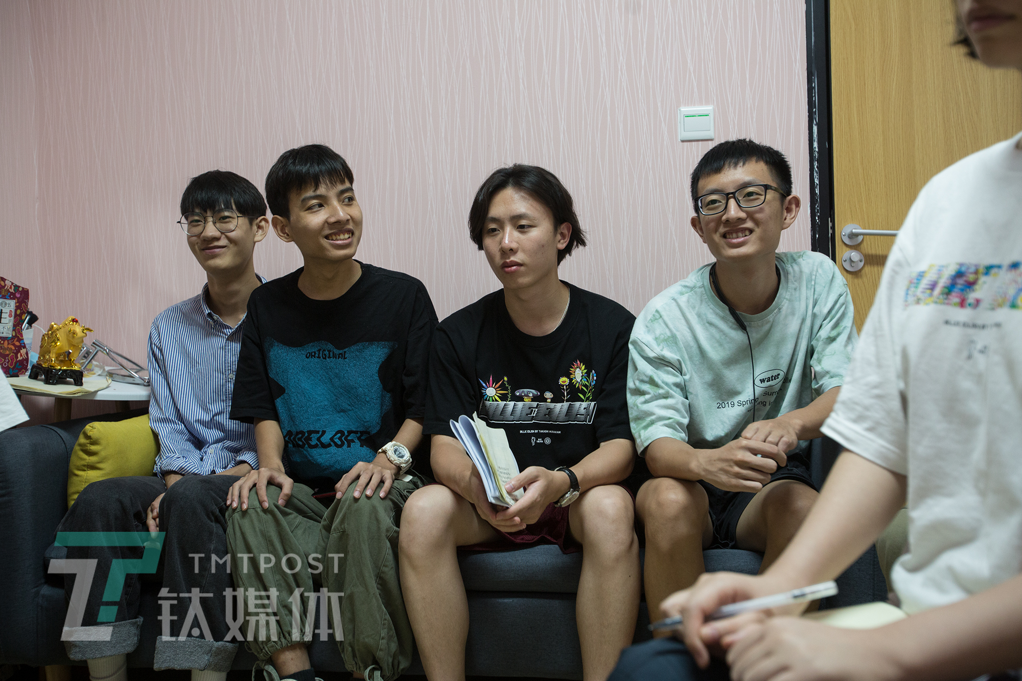 探访珠三角MCN培训课堂:工厂老板学直播卖货,应届毕业生想成李佳琦|钛媒体影像《在线》