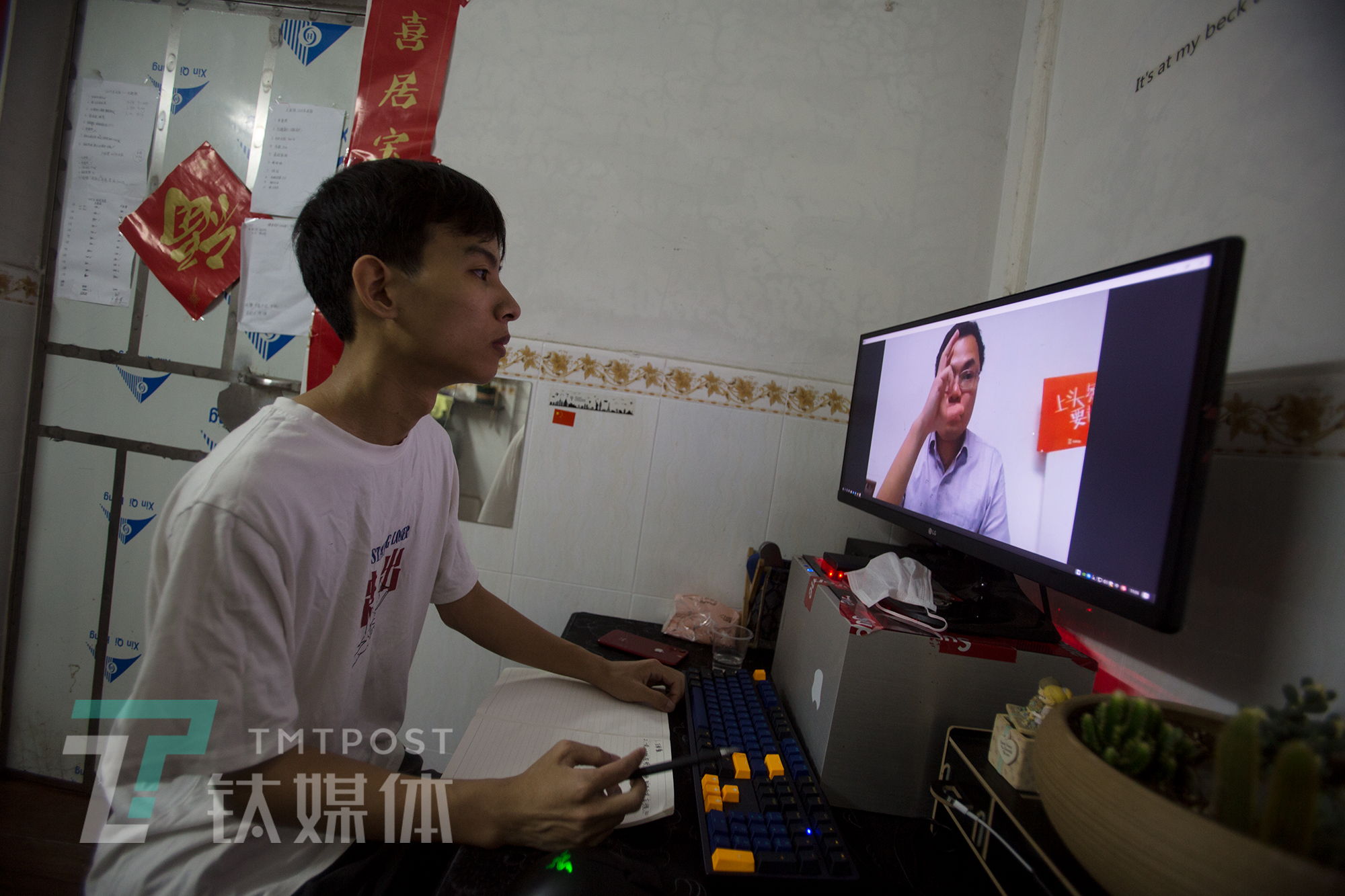 探访珠三角MCN培训课堂:工厂老板学直播卖货,应届毕业生想成李佳琦|钛媒体影像《在线》