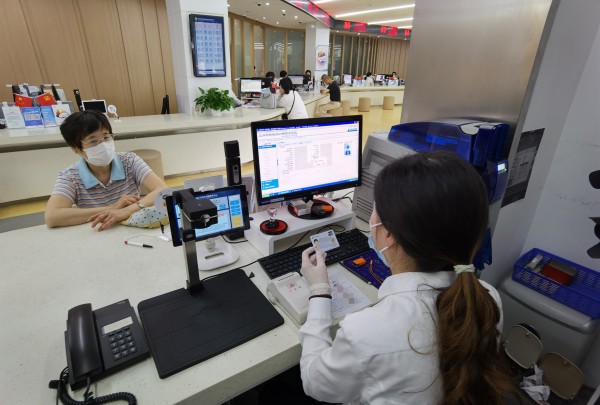 老版社保卡年底停用，你换新了吗？附上老年人专属换领指南