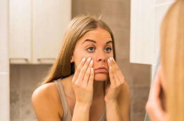 比起「拍一拍」，成年人明明更想要「啵啵」啊