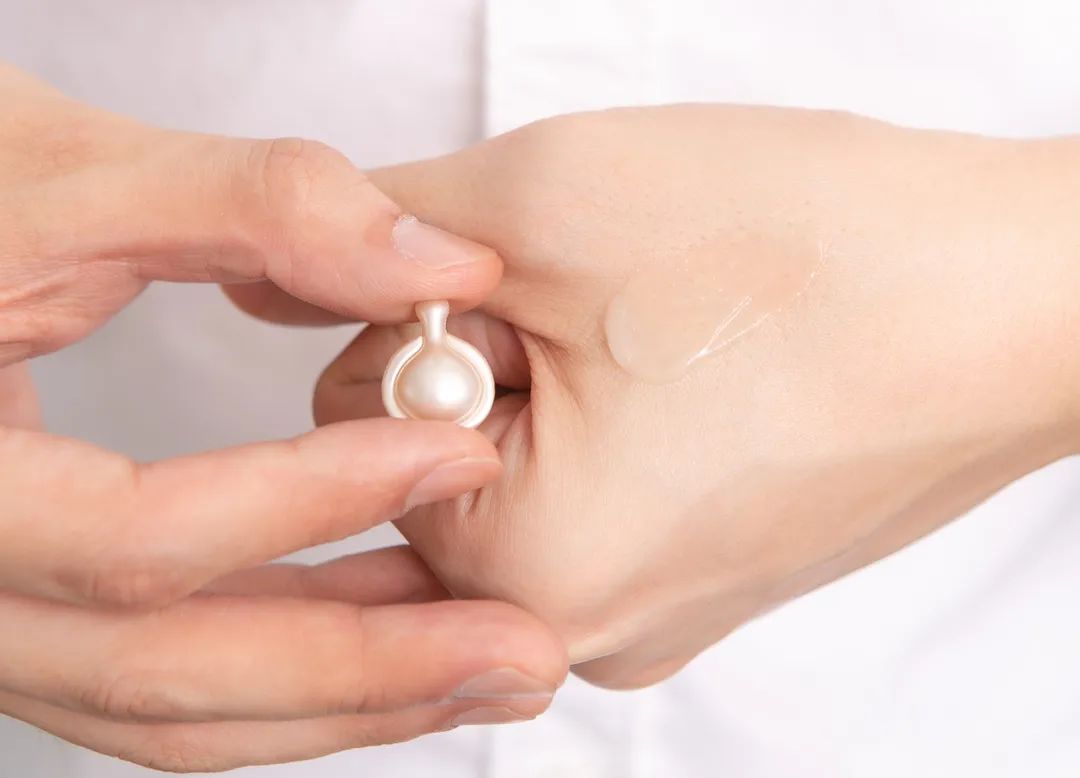 比起「拍一拍」，成年人明明更想要「啵啵」啊