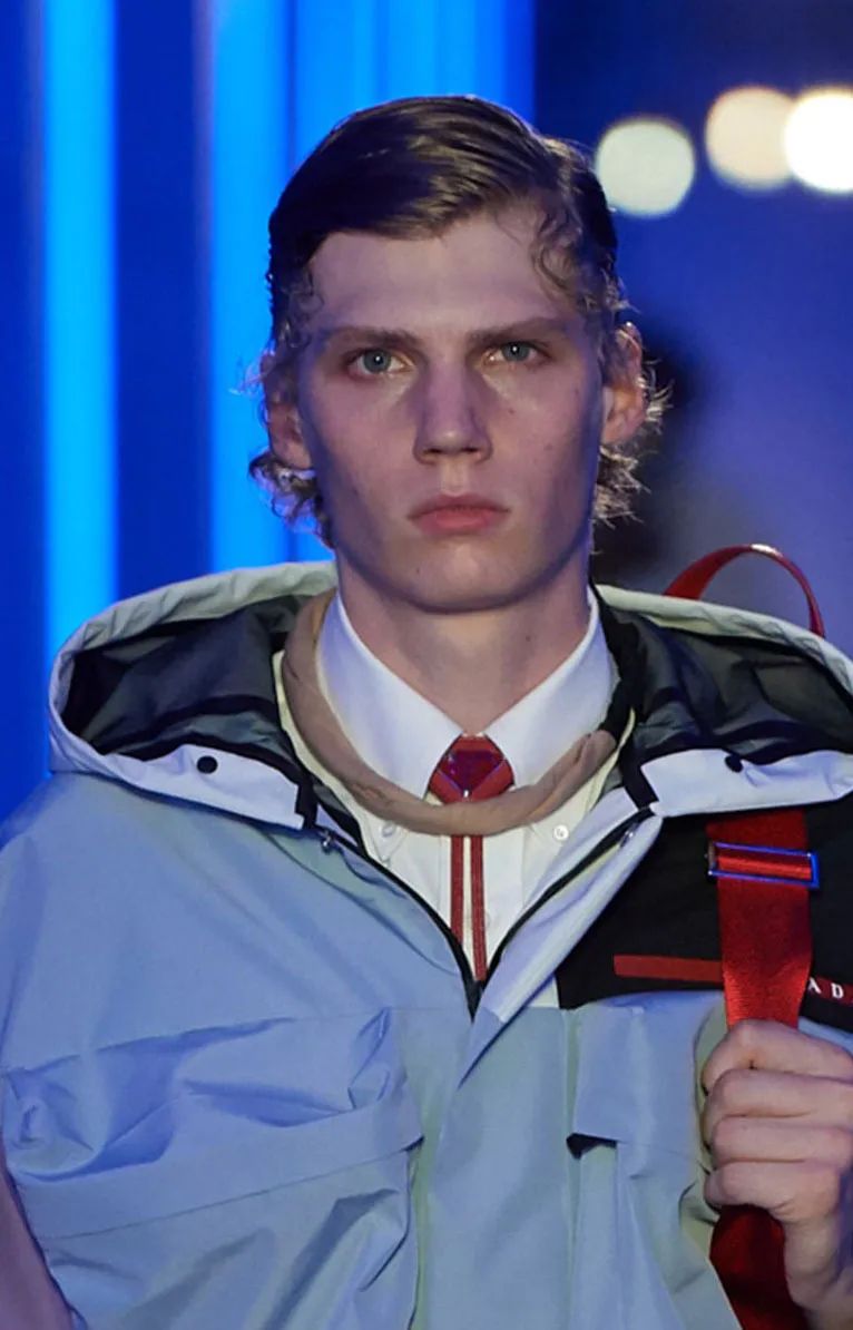 男人脖子里挂啥好,男人脖子上的痣的解释图