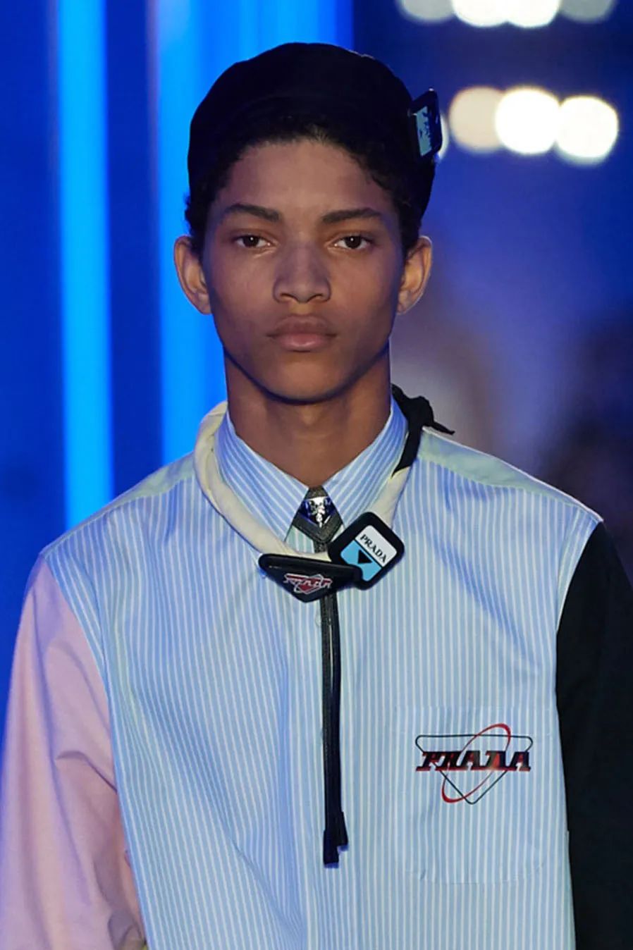 男人脖子里挂啥好,男人脖子上的痣的解释图