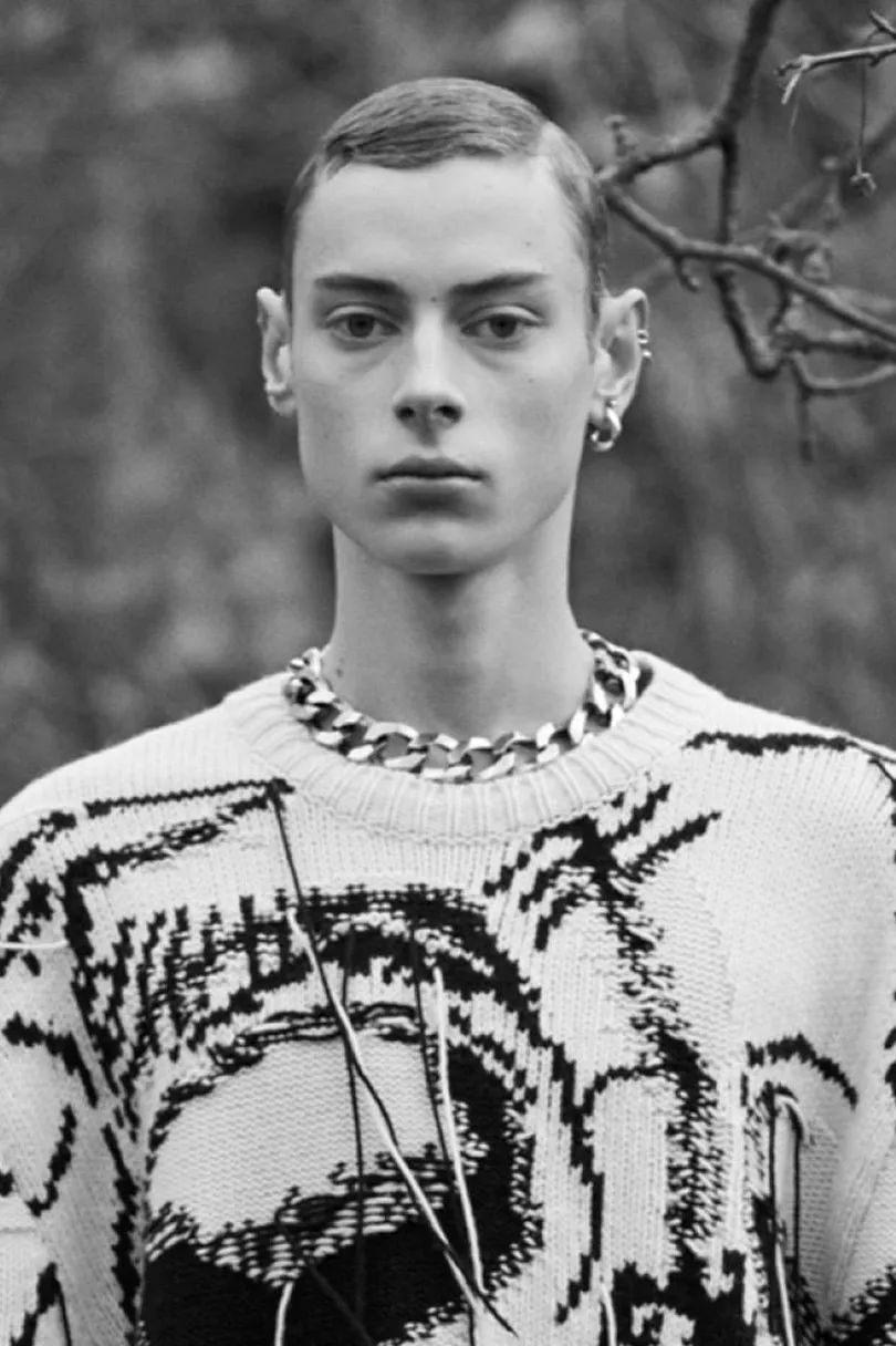 男人脖子里挂啥好,男人脖子上的痣的解释图