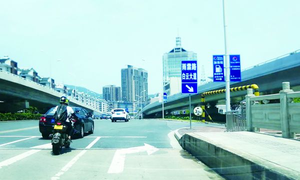 路边网形交通标线,路沿黄黑交通标线图解大全