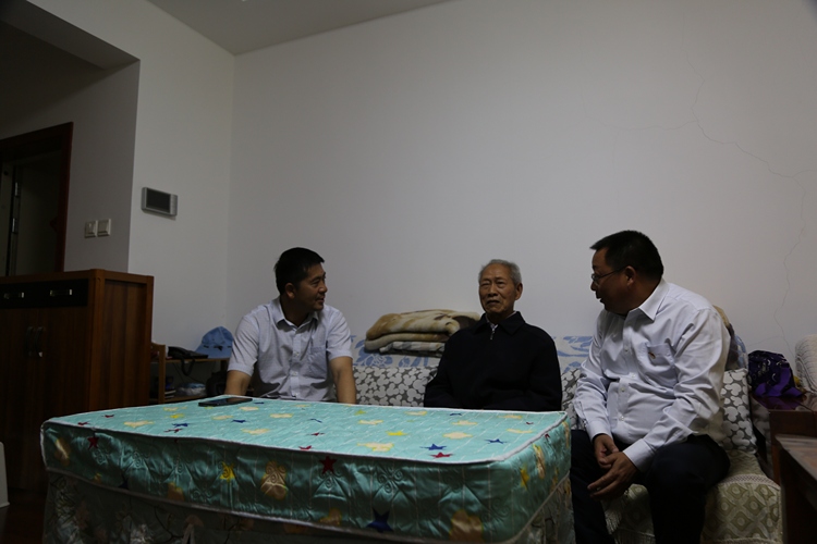 市委主要领导走访慰问老党员,县领导看望慰问困难老党员