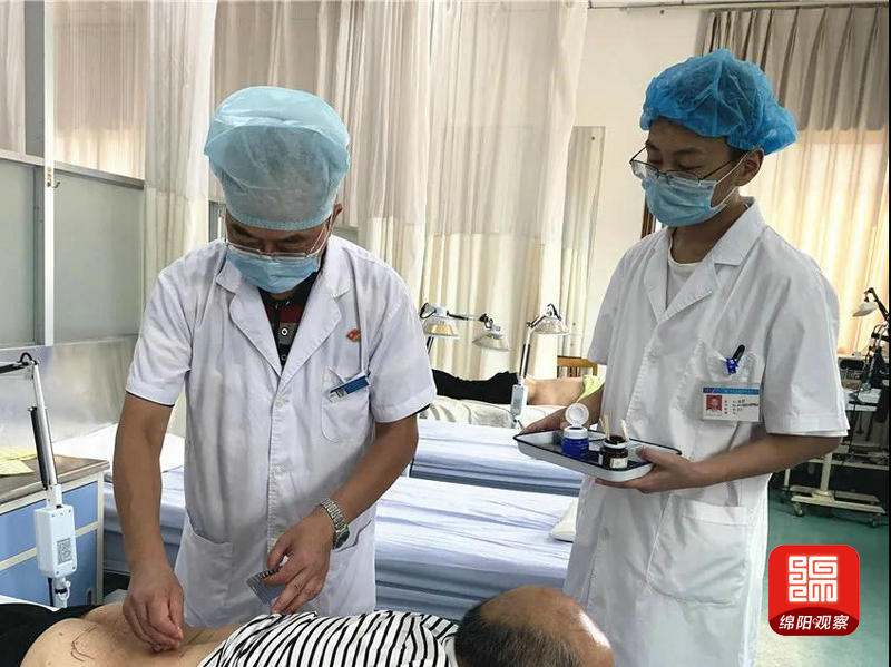 八旬老人送锦旗医护妙手助康复,绵阳市治癌症最好的老中医