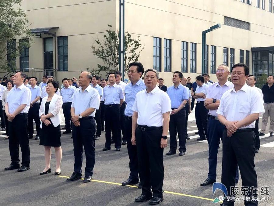 跟着领导去检查项目现场,跟着领导们参观应该站在哪里