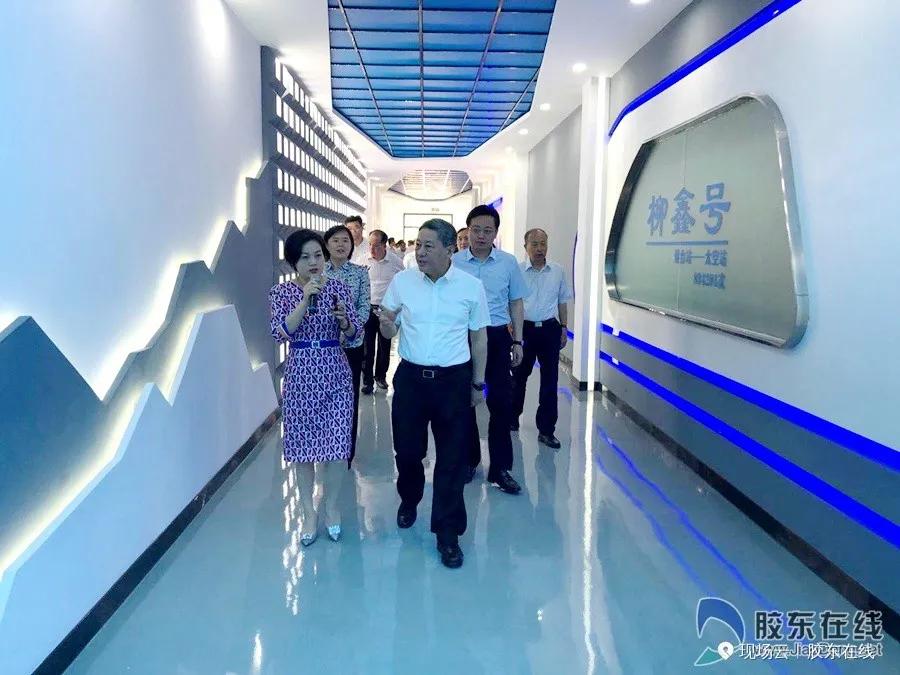 跟着领导去检查项目现场,跟着领导们参观应该站在哪里