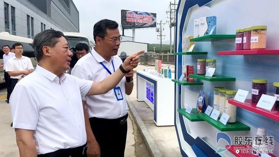 跟着领导去检查项目现场,跟着领导们参观应该站在哪里