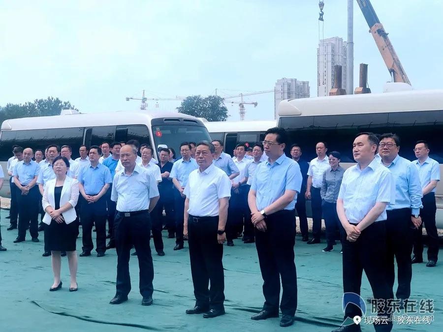 跟着领导去检查项目现场,跟着领导们参观应该站在哪里