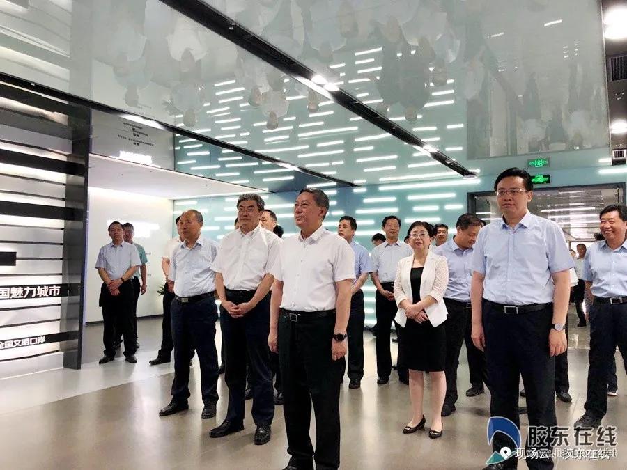 跟着领导去检查项目现场,跟着领导们参观应该站在哪里