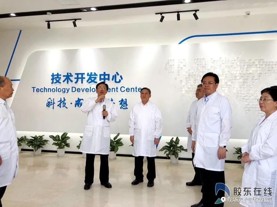 跟着领导去检查项目现场,跟着领导们参观应该站在哪里