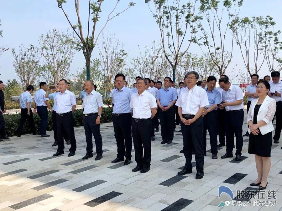 跟着领导去检查项目现场,跟着领导们参观应该站在哪里