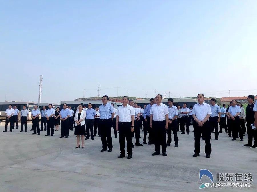 跟着领导去检查项目现场,跟着领导们参观应该站在哪里