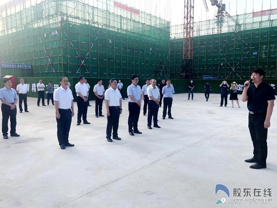 跟着领导去检查项目现场,跟着领导们参观应该站在哪里