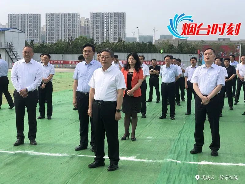 跟着干部视察工作,跟着领导们参观应该站在哪里