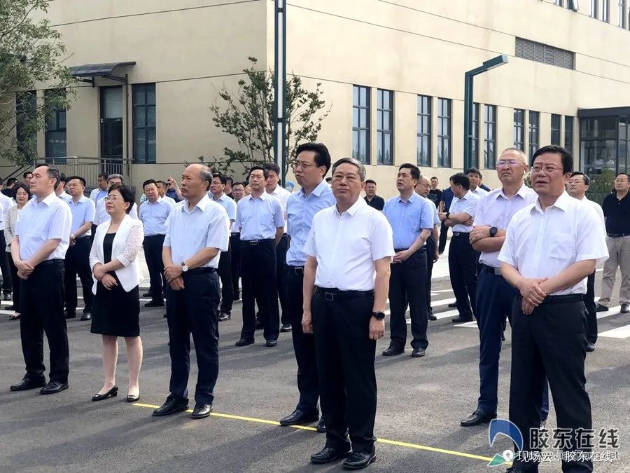 跟着干部视察工作,跟着领导们参观应该站在哪里