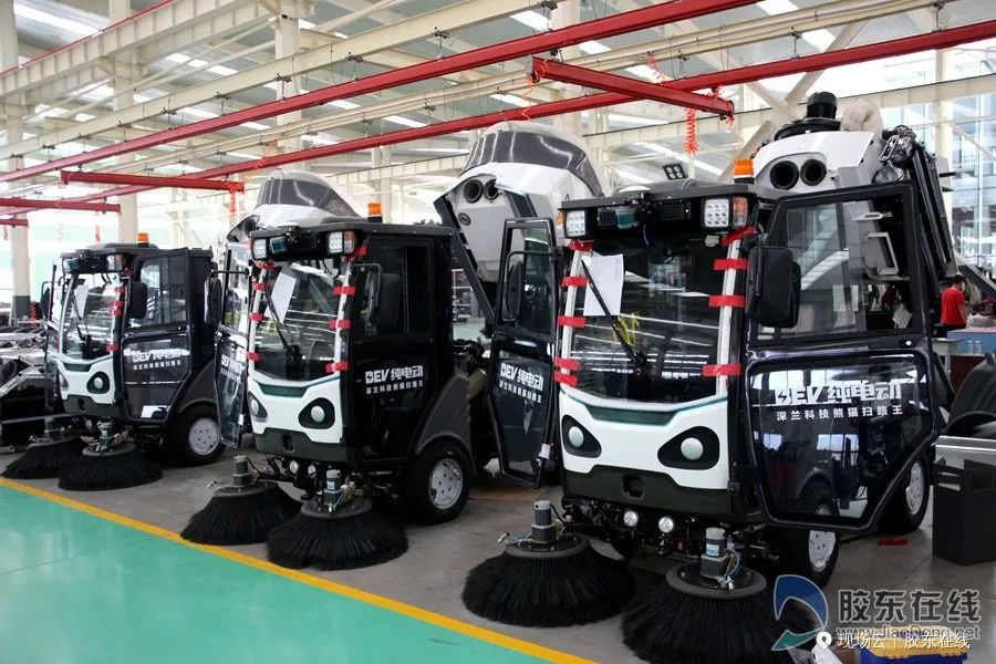 跟着干部视察工作,跟着领导们参观应该站在哪里