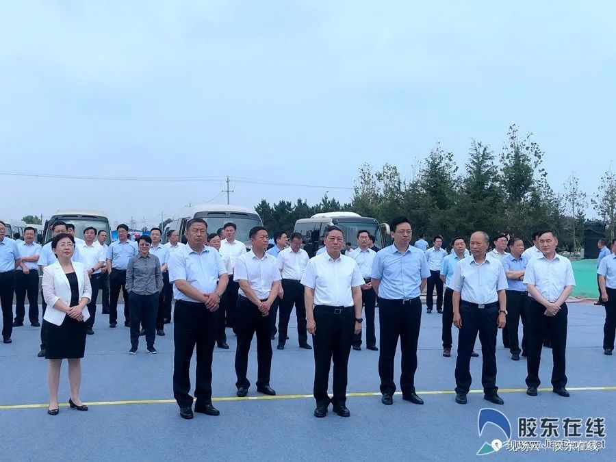 跟着干部视察工作,跟着领导们参观应该站在哪里