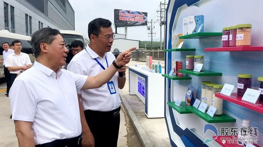 跟着干部视察工作,跟着领导们参观应该站在哪里